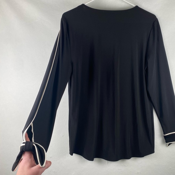 White House Black Market | Women’s‎ Size Medium Long Sleeve Black V-Neck Blouse - Picture 4 of 6